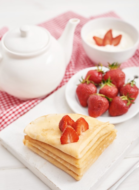 Fraises et crêpes. Maslenitsa. Semaine des crêpes.