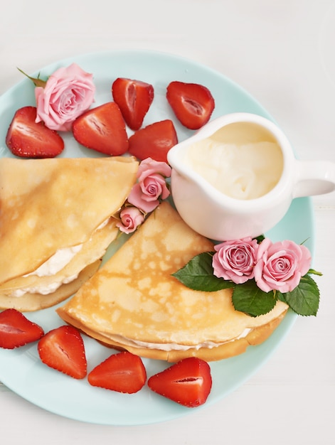 Fraises et crêpes. Maslenitsa. Semaine des crêpes.