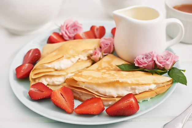 Fraises et crêpes. Maslenitsa. Semaine des crêpes.