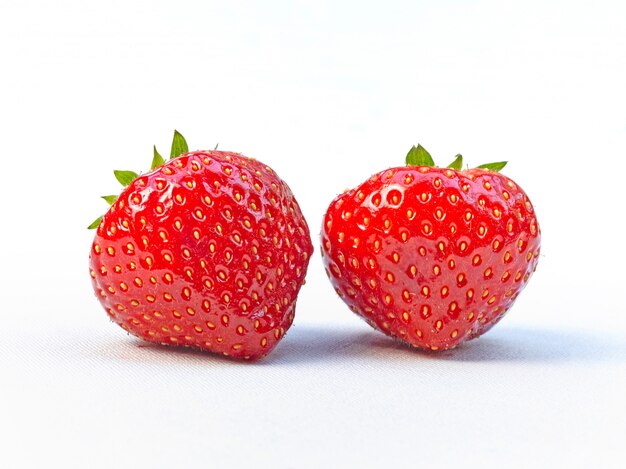 Fraises crues sur une nappe de coton blanc