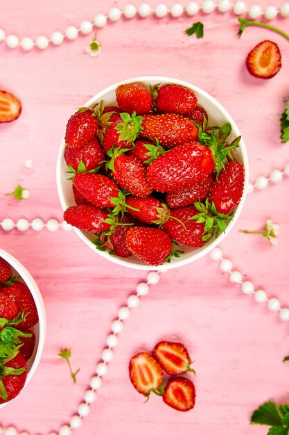 Fraises dans un bol blanc. Fraises fraiches. Belles fraises.