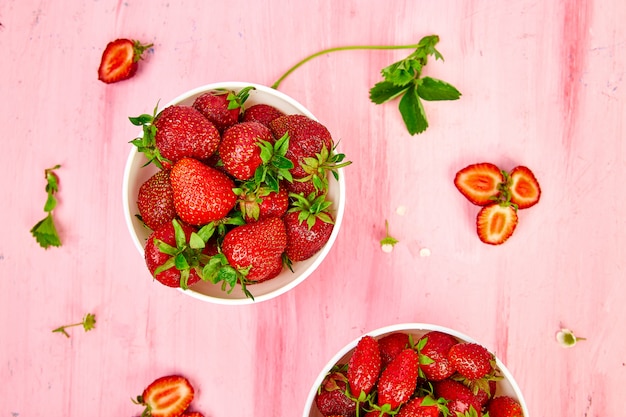 Fraises dans un bol blanc. Fraises fraiches. Belles fraises.