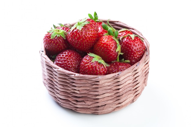 Fraises dans un bol en bois. vue de dessus