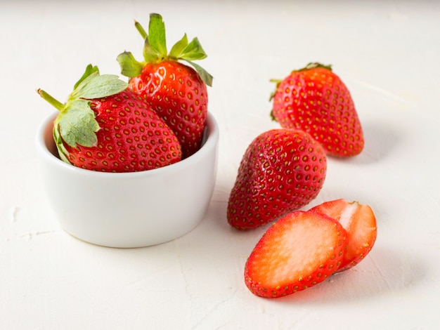 Fraises dans un bol en bois