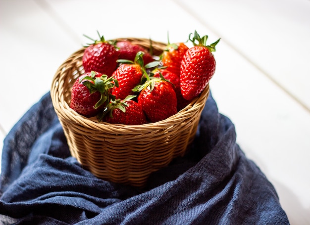 Fraises dans un bol sur un fond en bois. Alimentation saine.