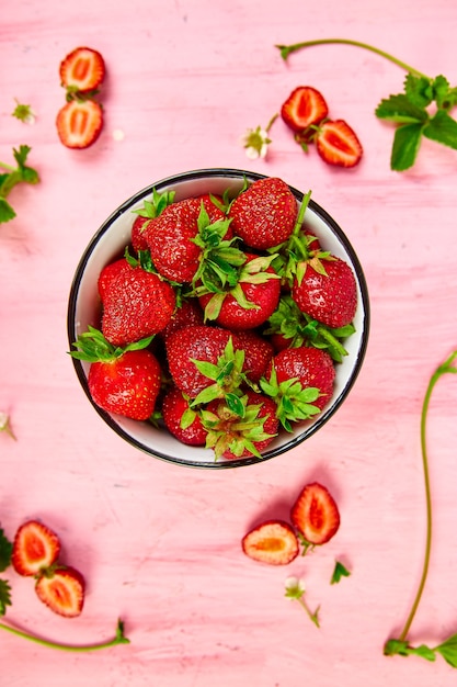 Fraises dans un bol rouge