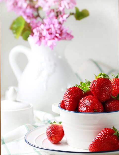 fraises dans un bol sur la table