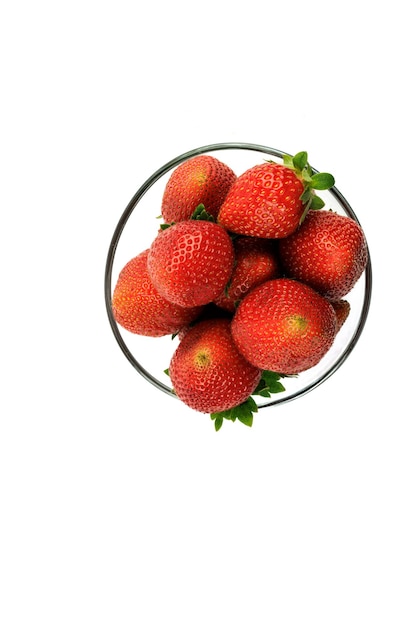 Fraises dans un bol en verre.