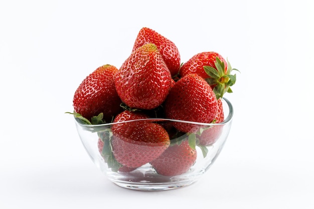 Fraises dans un bol en verre.