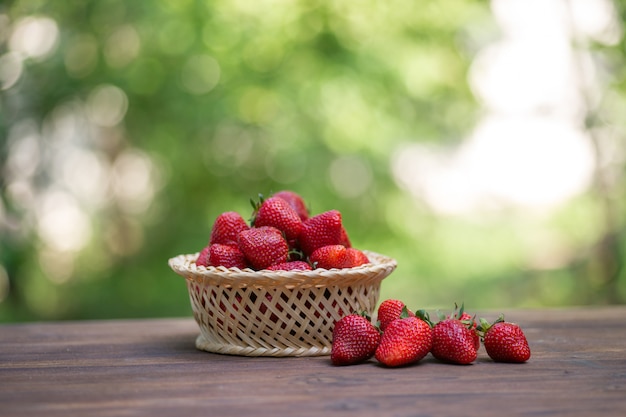 Fraises dans un panier sur bois