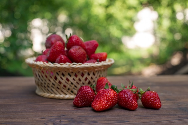 Fraises dans un panier sur bois