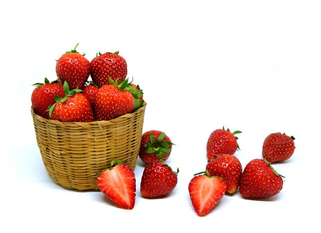 fraises dans le panier en osier