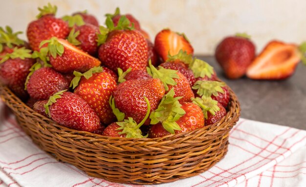 Fraises dans un panier sur la table gros plan