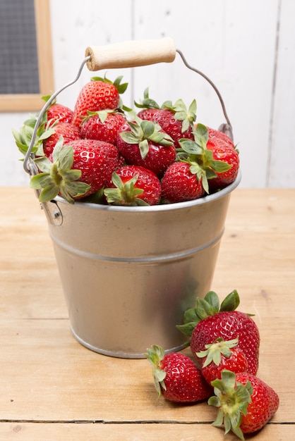 Fraises dans un petit seau métallique