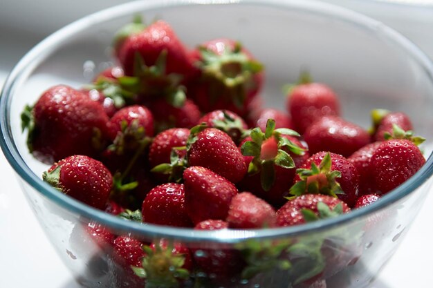 Fraises dans une plaque de verre gros plan baies de saison