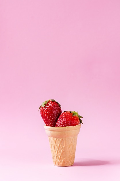 Fraises dans une tasse à gaufres