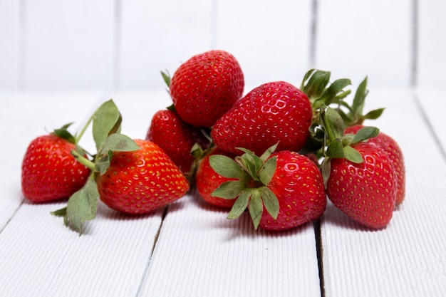 Fraises délicieuses sur fond blanc