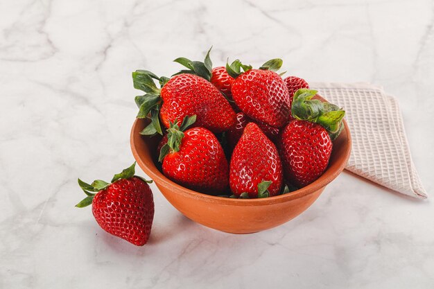 Des fraises douces dans le bol