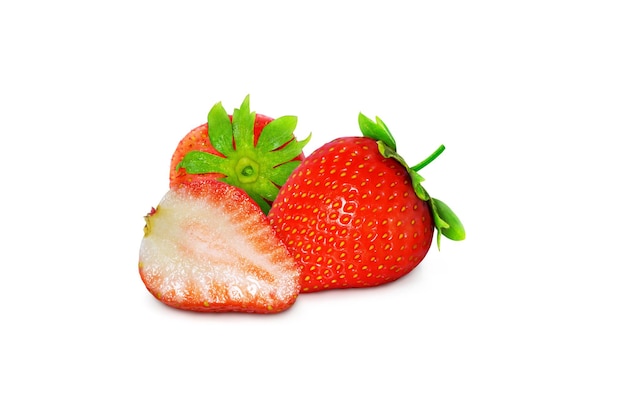 fraises entières coupées en deux sur un fond blanc