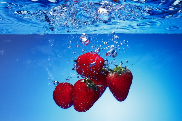 Photo les fraises entrent dans l'eau