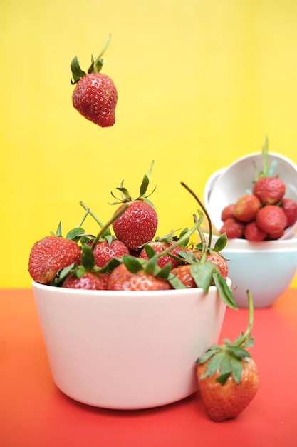 fraises flottantes sur le bol coloré