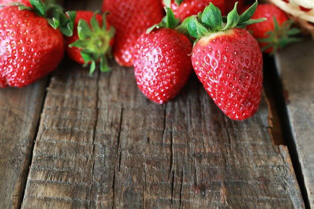 Fraises sur un fond en bois