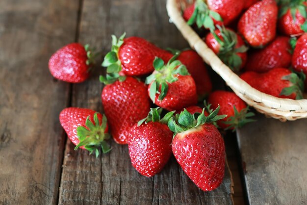 Fraises sur un fond en bois