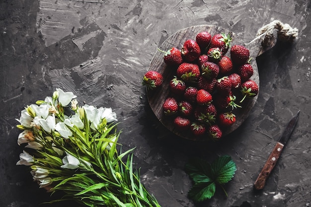 Fraises sur fond gris. Nourriture saine et fraîche, fruits