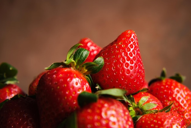 Fraises sur fond marron