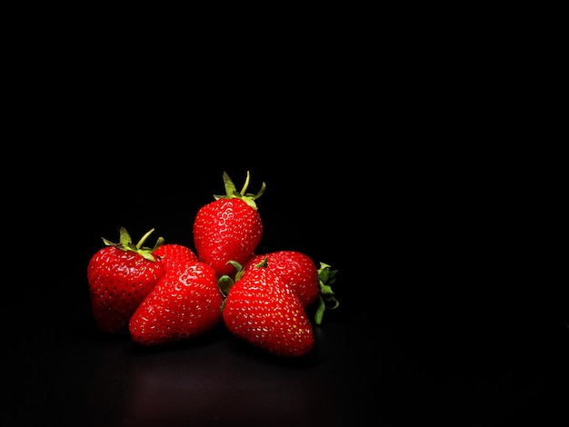 Fraises sur fond noir Isoler sur fond noir