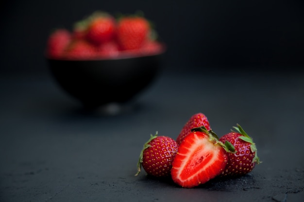 Fraises sur fond noir