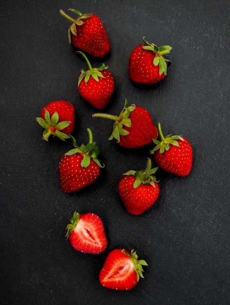 Fraises sur fond de pierre noire