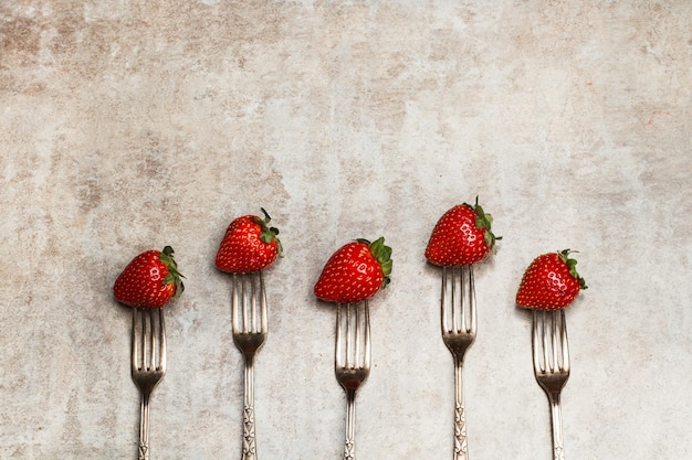 Fraises et fourchettes sur une table en marbre en vue de dessus