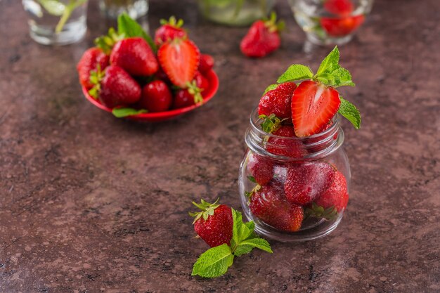 Fraises fraîches sur bocal en verre