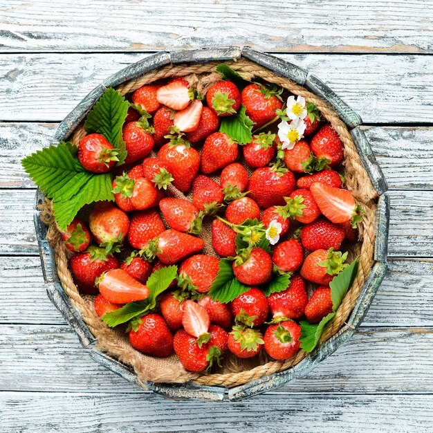 Fraises fraîches dans une boîte en bois Baies Vue de dessus Espace libre pour votre texte