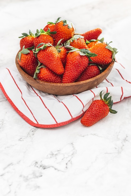 Fraises fraîches dans un bol sur la table