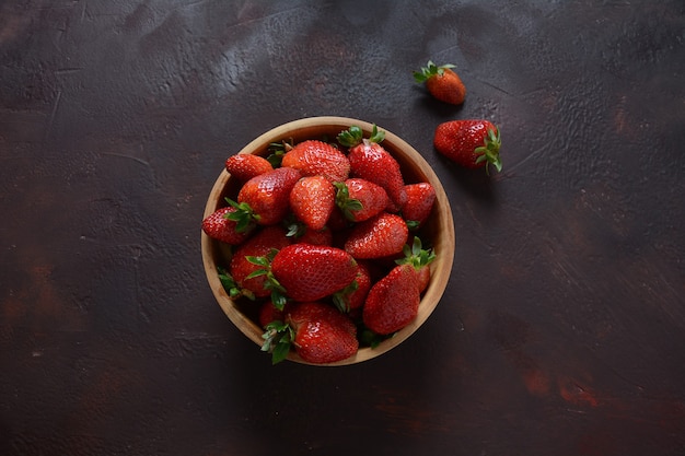 Fraises fraîches dans un bol