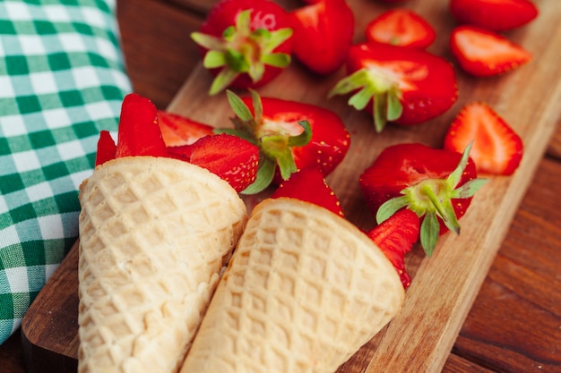 Fraises Fraîches Dans Un Cône De Gaufres