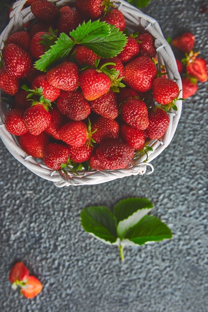 Fraises fraîches dans un panier blanc