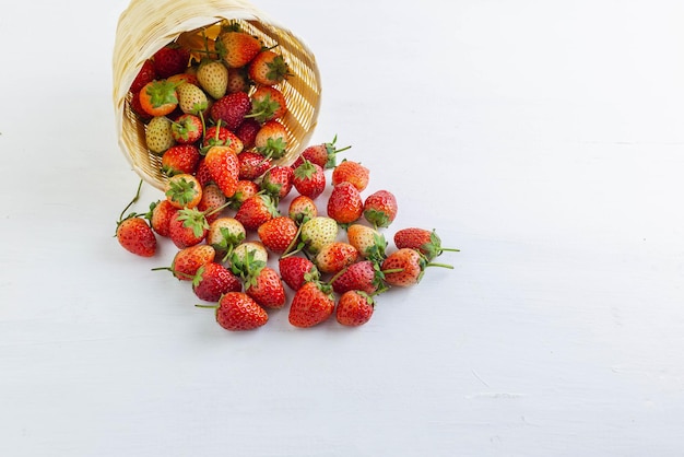 fraises fraîches dans un panier sur fond blanc