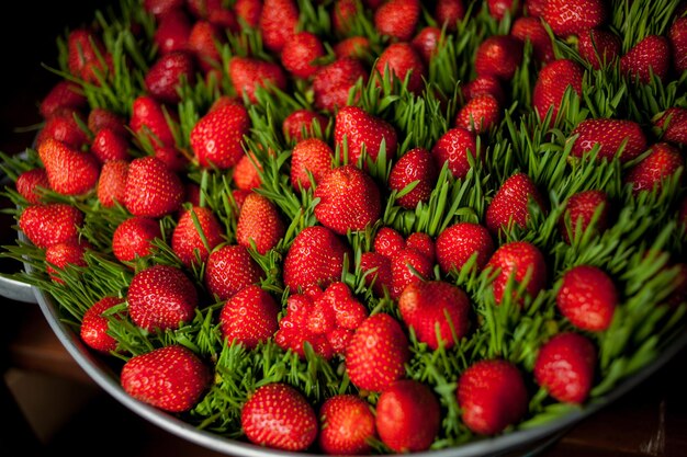 Fraises fraîches dans un seauVue aérienne d'un seau en étain rempli jusqu'en haut avec des fraises fraîches