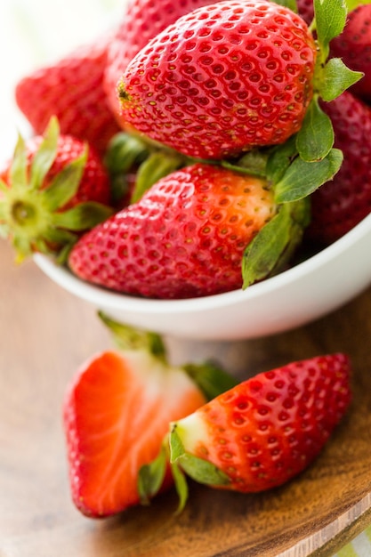 Fraises fraîches du jardin biologique local.