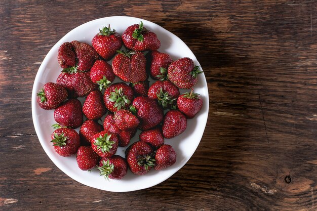 Fraises fraîches du jardin