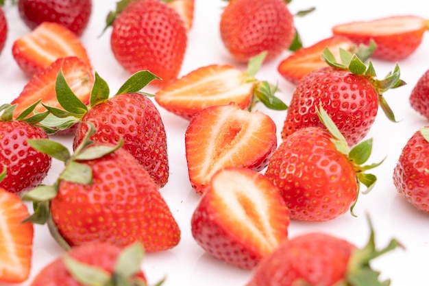 Photo fraises fraîches sur fond blanc