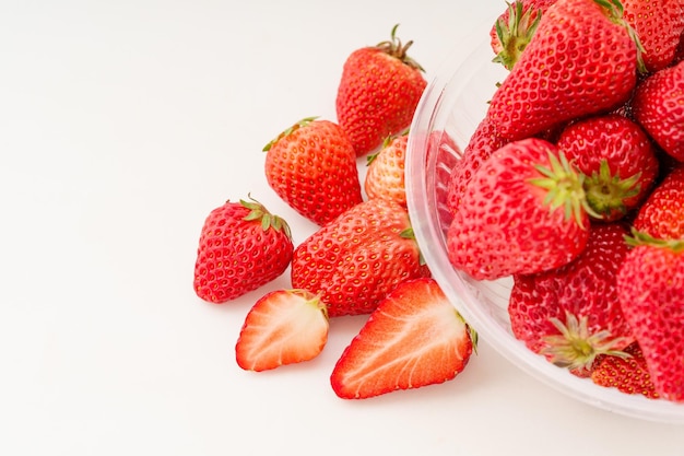 Des fraises fraîches sur un fond monochrome