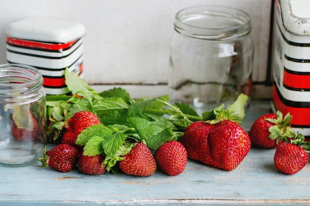 Fraises fraîches et herbes melissa