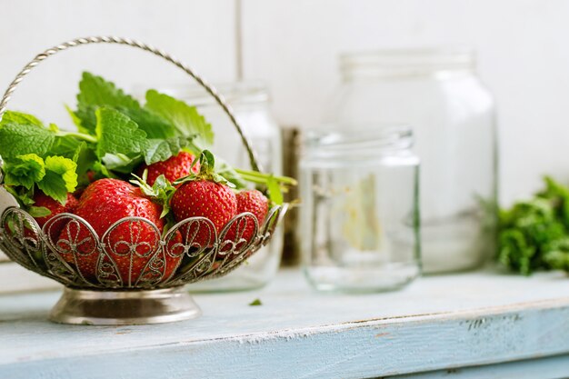 Fraises fraîches et herbes de mélisse