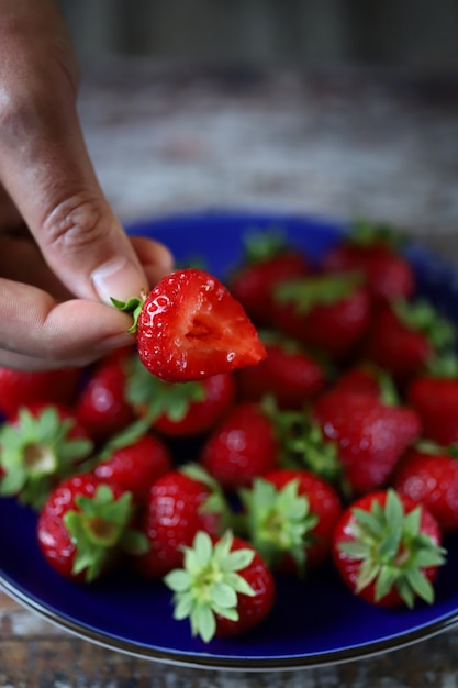 Fraises fraîches à la main