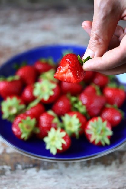 Fraises fraîches à la main