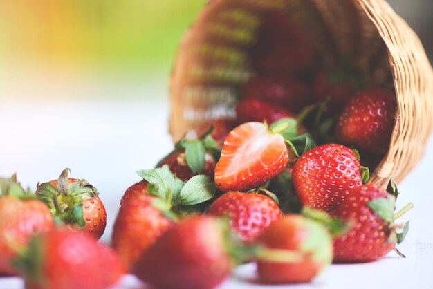 Fraises fraîches sur panier, fraise mûre rouge sur fond nature